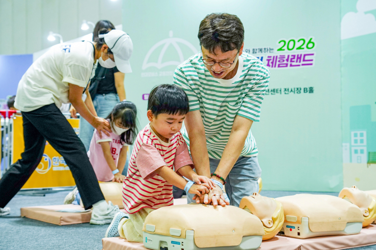 전남광주통합특별시에서 열린 '현대모비스 종합안전체험랜드'에 참여한 어린이들이 심폐소생술 안전교육을 받고 있다./사진=현대모비스