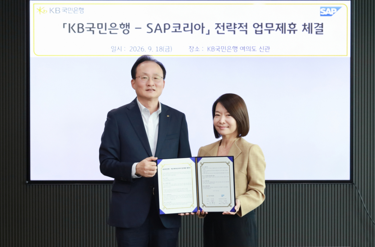 신은영 SAP코리아 대표이사(오른쪽)와 이환주 KB국민은행장이 지난 18일 서울 여의도 KB국민은행 신관에서 열린 협약식에서 기념촬영을 하고 있다./사진=KB국민은행