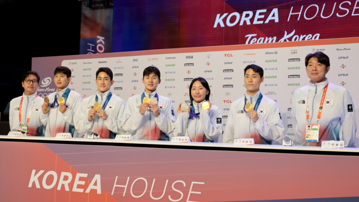 21일 코리아하우스에서 열린 2026 아이치·나고야 아시안게임 첫날 메달리스트 공식 인터뷰에서 금메달리스트와 감독들이 소감을 밝힌 후 단체 기념촬영을 하고 있다. 왼쪽부터 근대5종 김성진 감독과 이종현, 서창완,  전웅태, 성승민.  /사진=강영조 cameratalks@