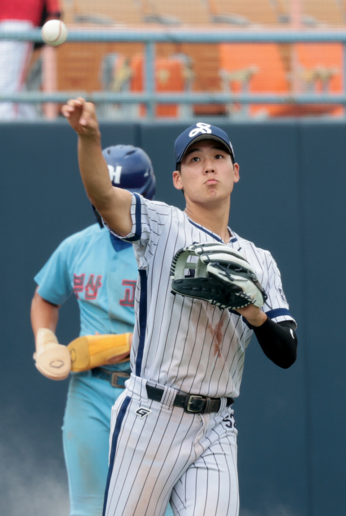 서울고 김지우가 19일 목동야구장에서 열린 2026봉황대기 전국고교야구대회 부산고와 서울고 경기3루수로 출전하고 있다. 2026.08.19. /사진=강영조 cameratalks@