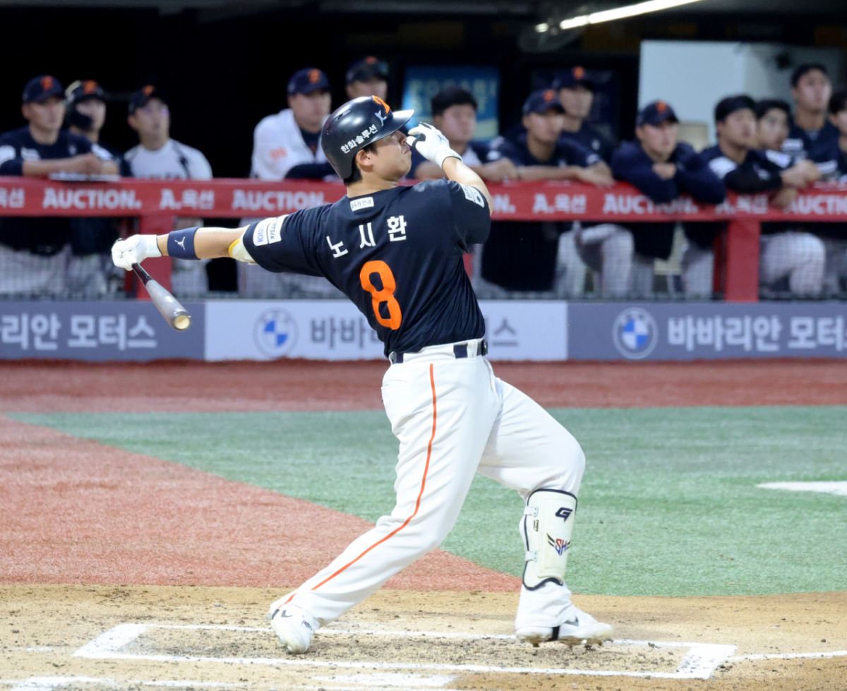 한화 5번타자 노시환이 6월 26일 인천SSG랜더스필드에서 열린 2026KBO리그 SSG랜더스와 한화이글스 경기 6회초 2사 2루에서 랜더스 해치를 상대로 투런홈런을 터트린 후 홈인하고 있다. /사진=강영조 cameratalks@