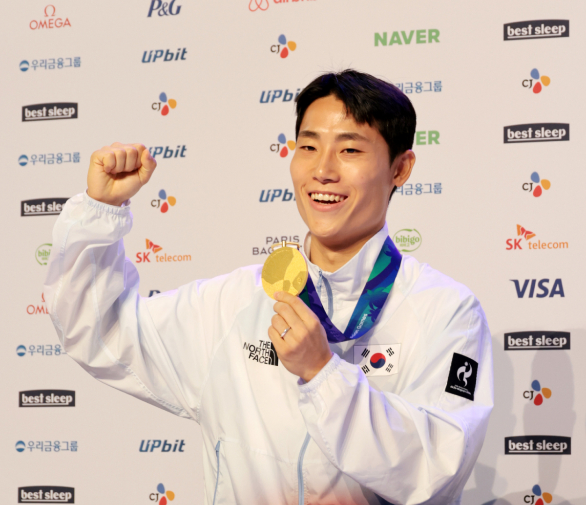 테크볼 금메달리스트 이준석이 21일 코리아하우스에서 열린 2026 아이치·나고야 아시안게임 첫날 메달리스트 공식 인터뷰에서 소감을 밝힌 후 금메달 세리머니를 하고 있다. 2026.09.21. 테크볼 금메달리스트 이준석이 21일 코리아하우스에서 열린 2026 아이치·나고야 아시안게임 첫날 메달리스트 공식 인터뷰에서 소감을 밝히고 있다. 2026.09.21. /사진=강영조 cameratalks@