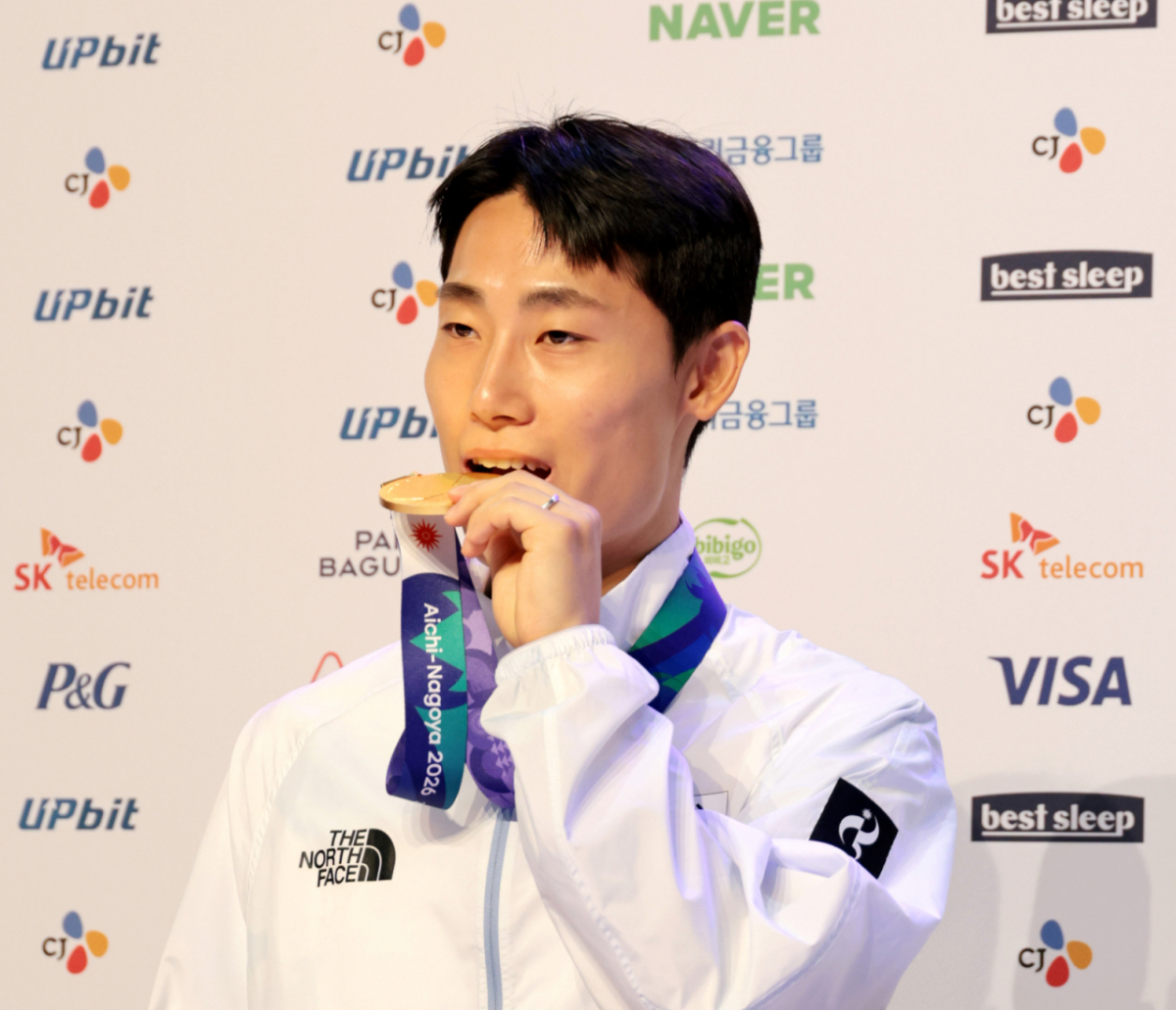 테크볼 금메달리스트 이준석이 21일 코리아하우스에서 열린 2026 아이치·나고야 아시안게임 첫날 메달리스트 공식 인터뷰에서 소감을 밝힌 후 금메달 세리머니를 하고 있다. 2026.09.21. 테크볼 금메달리스트 이준석이 21일 코리아하우스에서 열린 2026 아이치·나고야 아시안게임 첫날 메달리스트 공식 인터뷰에서 소감을 밝히고 있다. 2026.09.21. /사진=강영조 cameratalks@