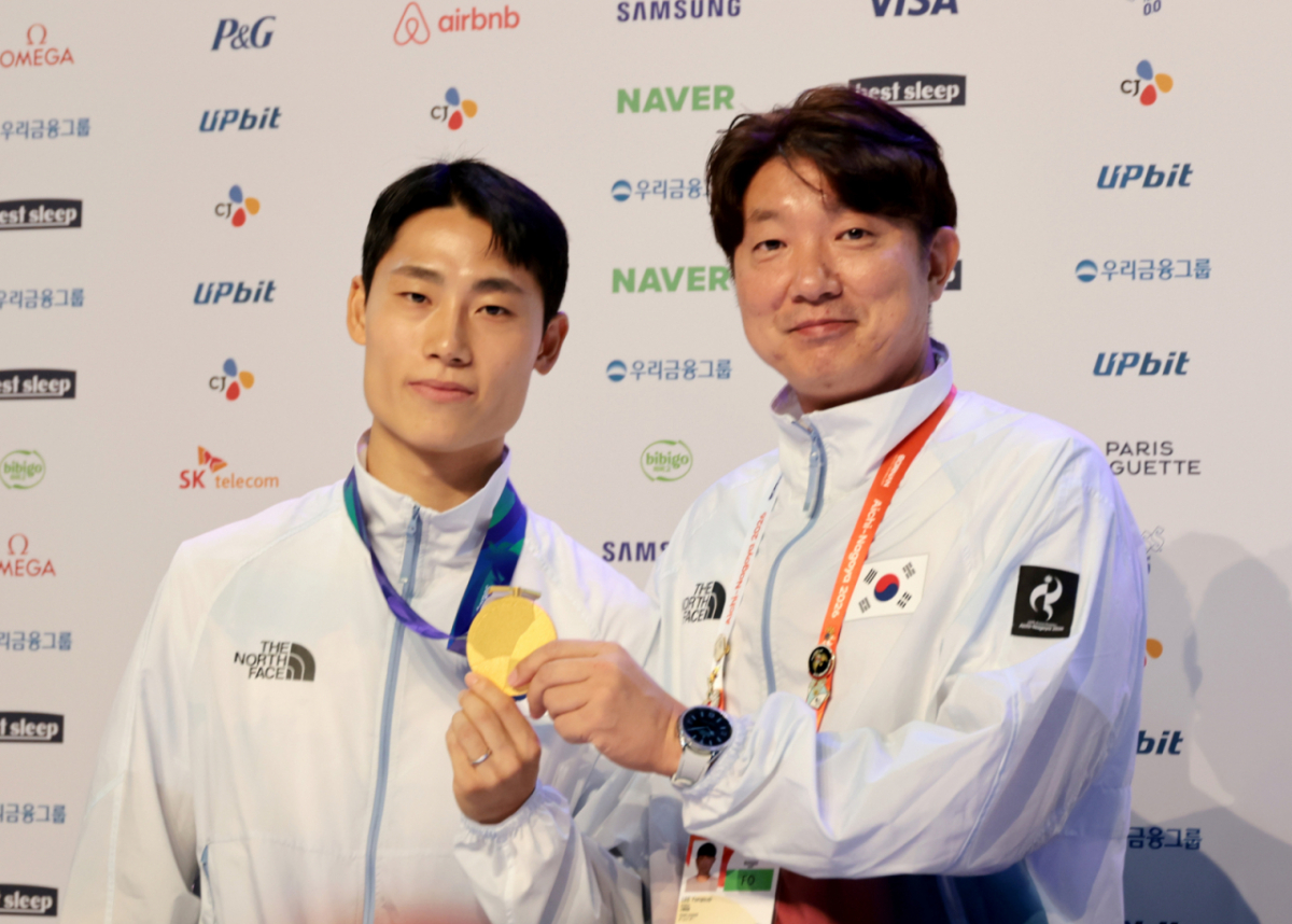 테크볼 금메달리스트 이준석이 21일 코리아하우스에서 열린 2026 아이치·나고야 아시안게임 첫날 메달리스트 공식 인터뷰에서 소감을 밝힌 후 이용섭 감독과 금메달 세리머니를 하고 있다. 2026.09.21. 테크볼 금메달리스트 이준석이 21일 코리아하우스에서 열린 2026 아이치·나고야 아시안게임 첫날 메달리스트 공식 인터뷰에서 소감을 밝히고 있다. 2026.09.21. 21일 코리아하우스에서 열린 2026 아이치·나고야 아시안게임 첫날 메달리스트 공식 인터뷰에서 금메달리스트와 감독들이 소감을 밝힌 후 단체 기념촬영을 하고 있다. 왼쪽부터 김성진 근대5종감독, 이종현, 서창완, 전웅태, 성승민, 테크볼 이준석, 이용섭 감독.2026.09.21. /사진=강영조 cameratalks@
