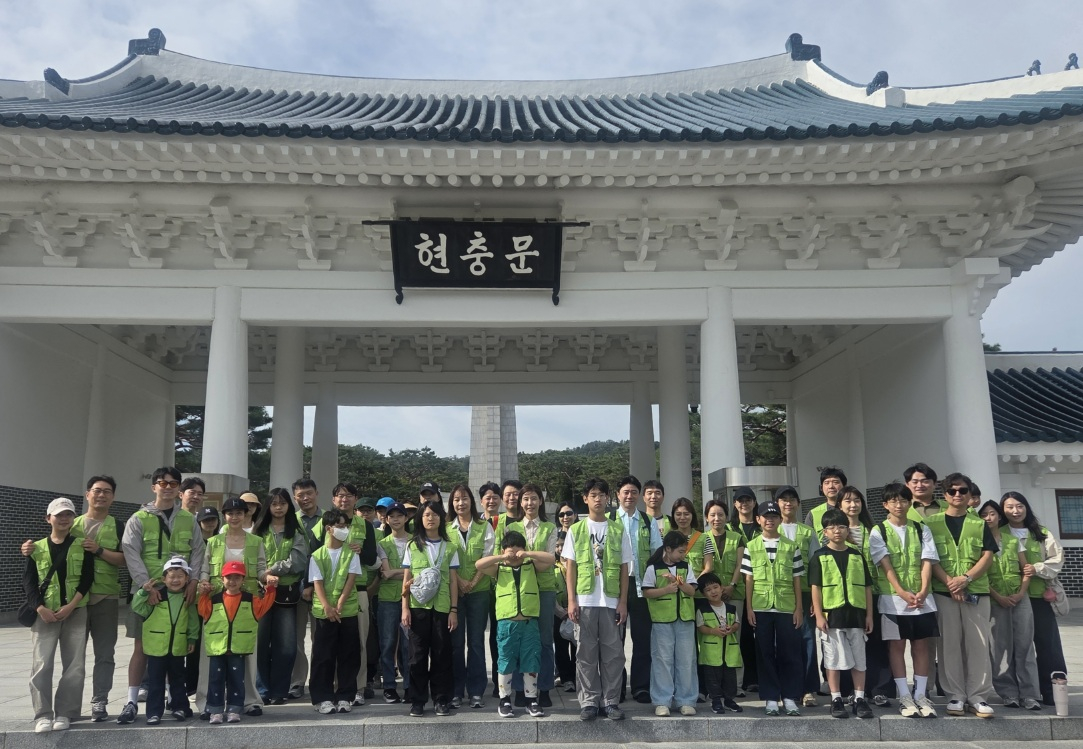 지난 9월 19일 현대엔지니어링 임직원 및 임직원 가족이 국립서울현충원에서 묘역 정화 봉사활동을 한 뒤, 기념촬영을 하고 있다./사진제공=현대엔지니어링