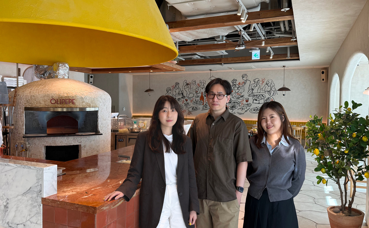 (왼쪽부터) 김정현 CJ푸드빌 디자인랩(Lab)장, 이신규 공간디자인팀 부장, 최은영 콘텐츠디자인팀 대리가 인터뷰를 마치고 사진을 찍은 모습. (편집=CJ푸드빌) /사진=이병권 기자