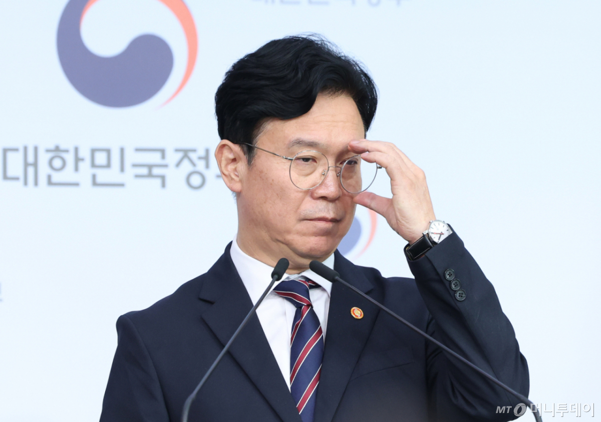 김영훈 고용노동부 장관이 지난 15일 서울 종로구 정부서울청사 별관에서 메가특구 특별법 관련 사회적 대화 제안 발표를 하며 안경을 고쳐쓰고 있다. /사진=뉴시스