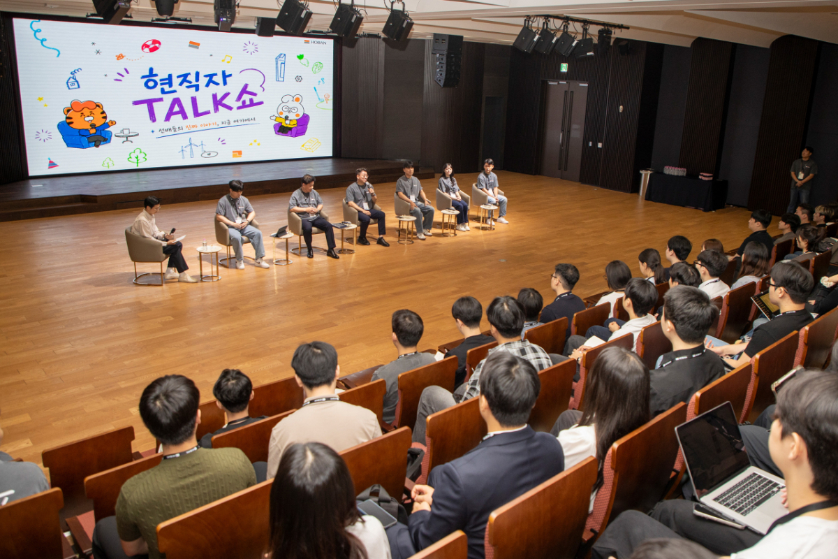 호반그룹 신입사원 공개채용 예비 지원자들이 지난 11일 서울 서초구 호반그룹 본사에서 열린 채용설명회에서 현직자들의 직무 및 채용 관련 설명을 듣고 있다. /사진제공=호반그룹