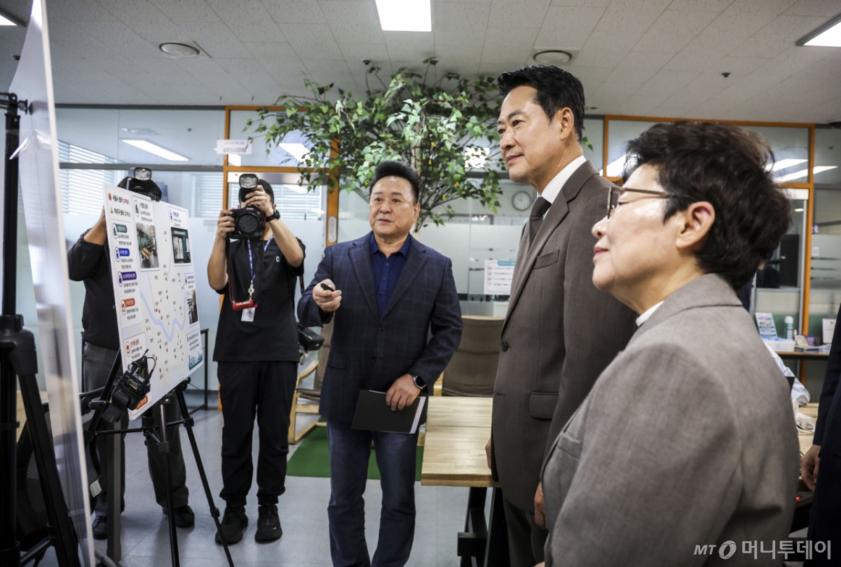 [서울=뉴시스] 정병혁 기자 = 장동혁 국민의힘 대표와 임이자 정책위의장이 21일 서울 마포구 휴 서울이동노동자 합정쉼터에서 열린 플랫폼 노동자 안전망 구축을 위한 현장 간담회에 앞서 시설 설명을 듣고 있다.  2026.09.21. jhope@newsis.com /사진=정병혁