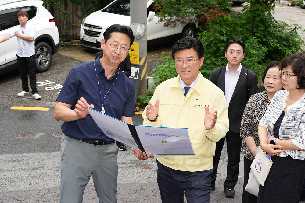 유찬종 서울 종로구청장이 평창동 현장을 방문해 주민들과 대화하고 있다./사진제공=서울 종로구청