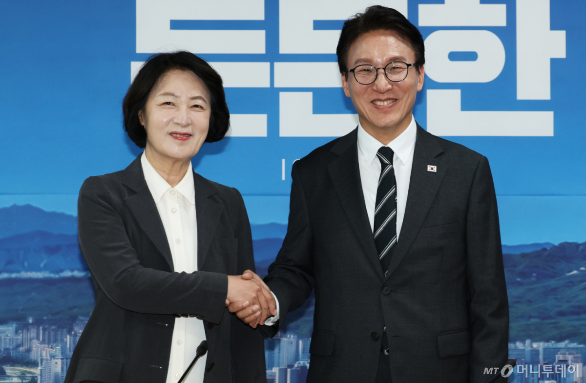 (의정부=뉴스1) 오대일 기자 = 김민석 더불어민주당 대표와 추미애 경기도지사가 21일 오전 경기 의정부시 경기도청 북부청사에서 열린 경기 최고위원회의에서 악수를 나누고 있다. 2026.9.21/뉴스1 Copyright © 뉴스1. All rights reserved. 무단 전재 및 재배포, AI학습 이용 금지. /사진=(의정부=뉴스1) 오대일 기자