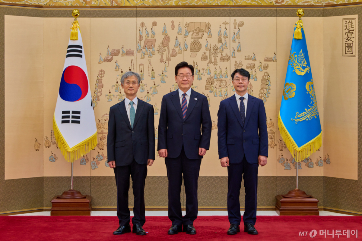 (서울=뉴스1) 이재명 기자 = 이재명 대통령이 21일 청와대에서 김성수 대법관에게 임명장을 수여한 후 기념촬영을 하고 있다. 왼쪽은 조희대 대법원장. (청와대 제공. 재판매 및 DB 금지) 2026.9.21/뉴스1 Copyright © 뉴스1. All rights reserved. 무단 전재 및 재배포, AI학습 이용 금지. /사진=(서울=뉴스1) 이재명 기자