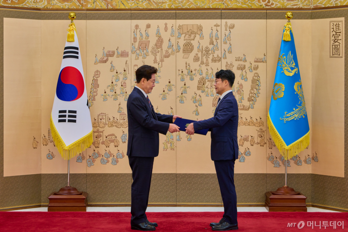 (서울=뉴스1) 이재명 기자 = 이재명 대통령이 21일 청와대에서 김성수 대법관에게 임명장을 수여하고 있다. (청와대 제공. 재판매 및 DB 금지) 2026.9.21/뉴스1 Copyright © 뉴스1. All rights reserved. 무단 전재 및 재배포, AI학습 이용 금지. /사진=(서울=뉴스1) 이재명 기자