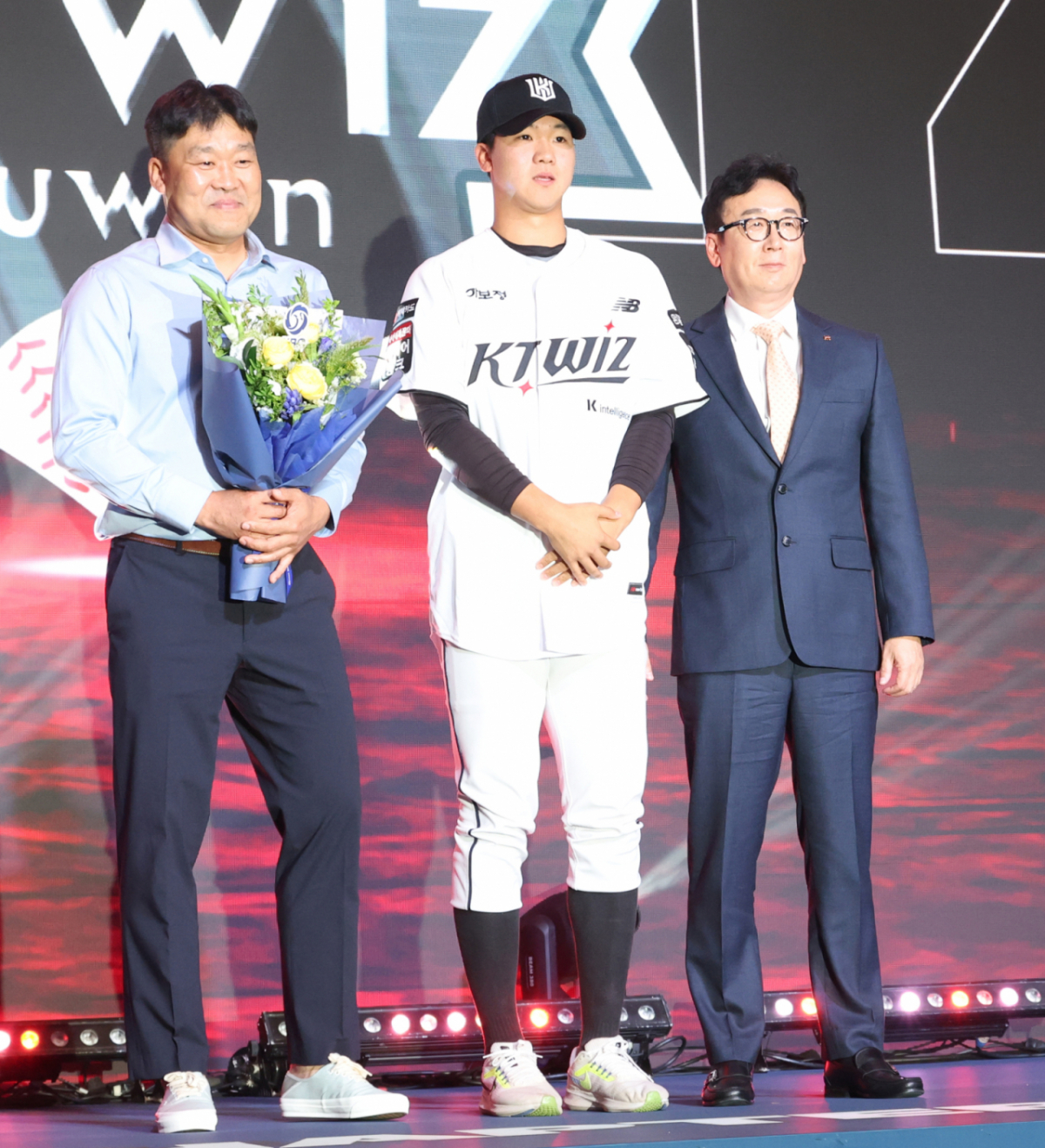 '2027 KBO 신인 드래프트'가 21일 서울 송파구 롯데호텔 월드 크리스탈볼룸에서 열렸다.  이승원(유신고)이 전체 5순위로 KT에 지명된 후 나도현 단장과 기념촬영을 하고 있다 /사진=김진경 대기자