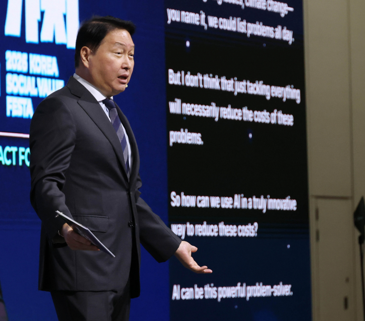 최태원 대한상의 회장이 21일 서울 강남구 코엑스에서 열린 ‘제3회 대한민국 사회적가치 페스타'에서 인사말을 하고 있다./사진 제공=대한상의