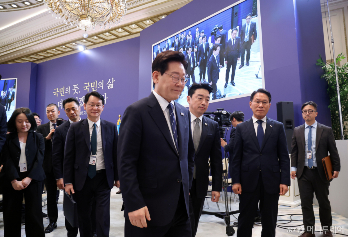 [서울=뉴시스] 김진아 기자 = 이재명 대통령이 18일 청와대 영빈관에서 기자회견 '국민의 뜻, 국민의 삶 더 살피겠습니다'를 마친 뒤 강훈식 비서실장과 이동하고 있다. 2026.09.18. bluesoda@newsis.com /사진=류현주