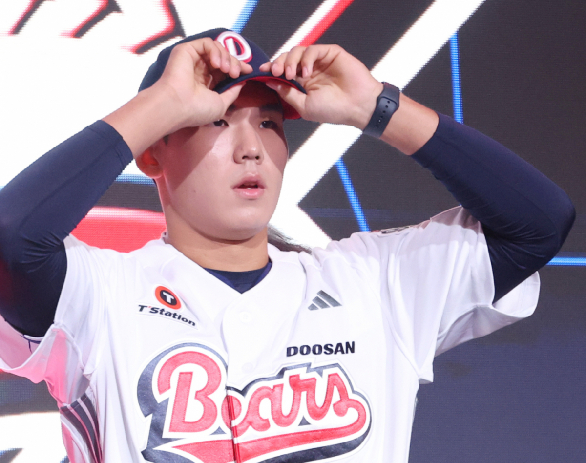 서울고 김지우가 21일 서울시 송파구 롯데호텔 월드 크리스탈볼룸에서 열린 2027 KBO 신인드래프트에서 1라운드 전체 2순위로 두산 베어스의 지명을 받고 모자를 착용하고 있다. /사진=김진경 대기자