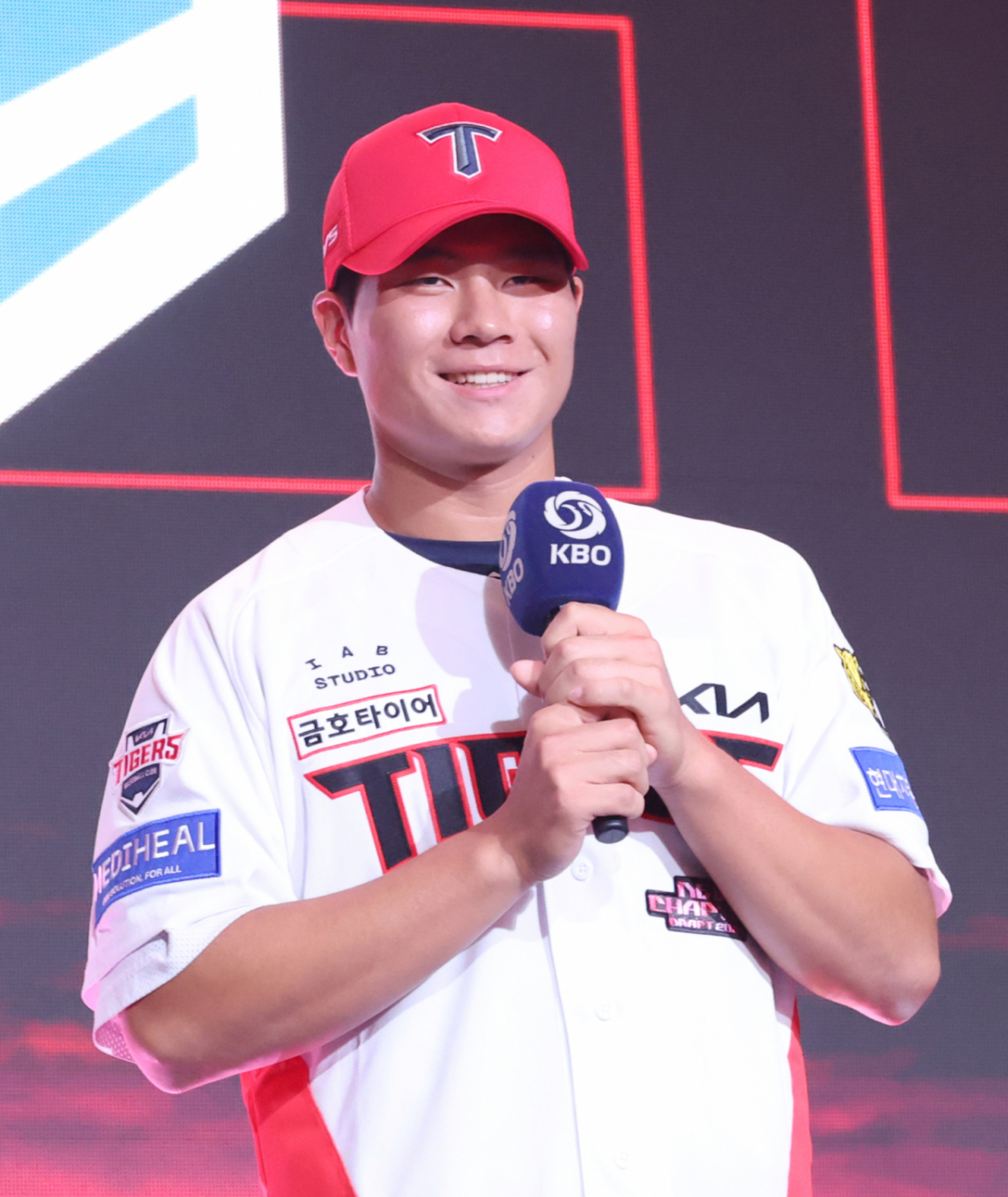 경남고 이호민이 21일 서울시 송파구 롯데호텔 월드 크리스탈볼룸에서 열린 2027 KBO 신인드래프트에서 1라운드 전체 3순위로 KIA 타이거즈의 호명을 받고 소감을 밝히고 있다. /사진=김진경 대기자