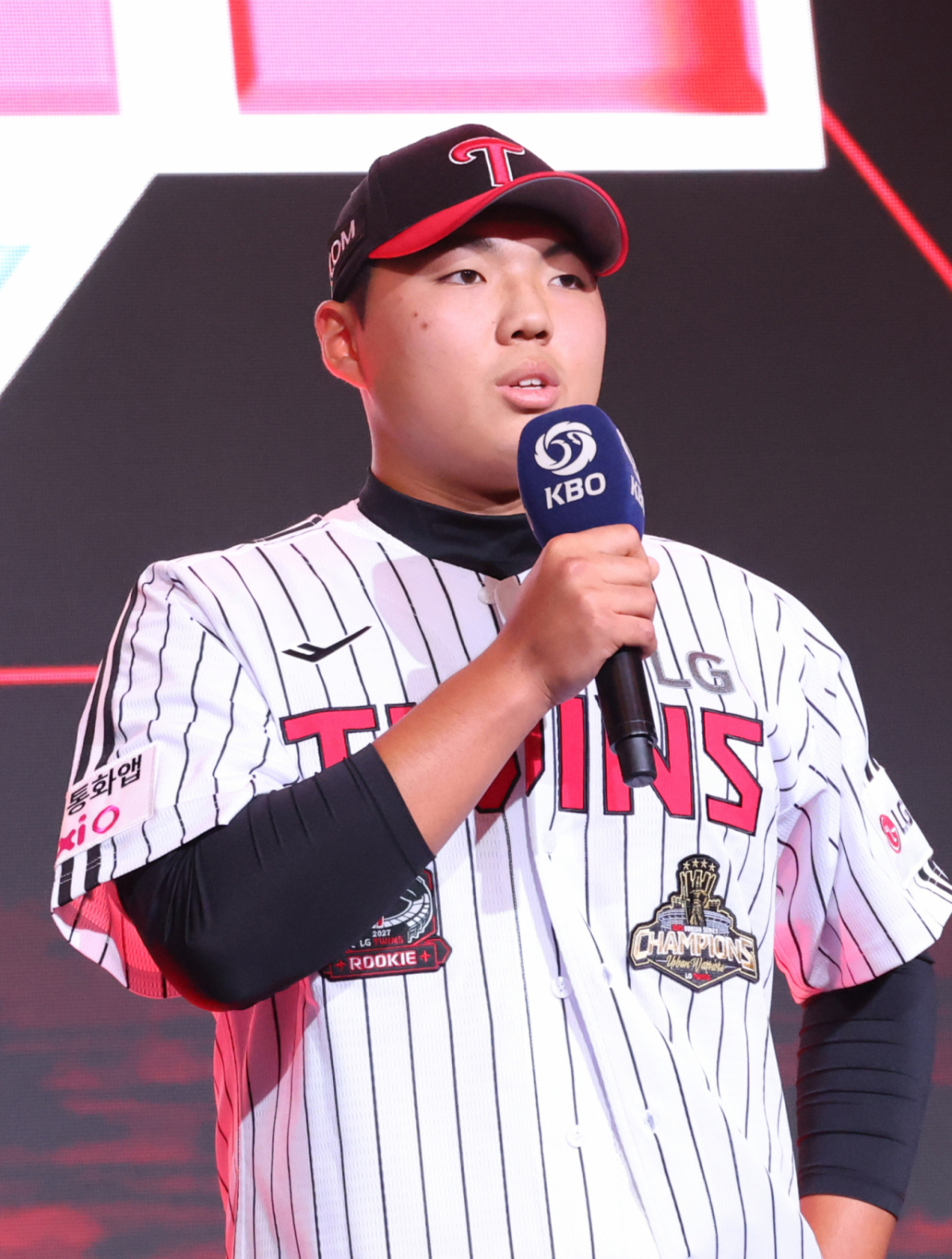 인창고 투수 윤예성이 21일 서울시 송파구 롯데호텔 월드 크리스탈볼룸에서 열린 2027 KBO 신인드래프트에서 1라운드 전체 10순위로 LG 트윈스의 지명을 받고 소감을 밝히고 있다. /사진=김진경 대기자