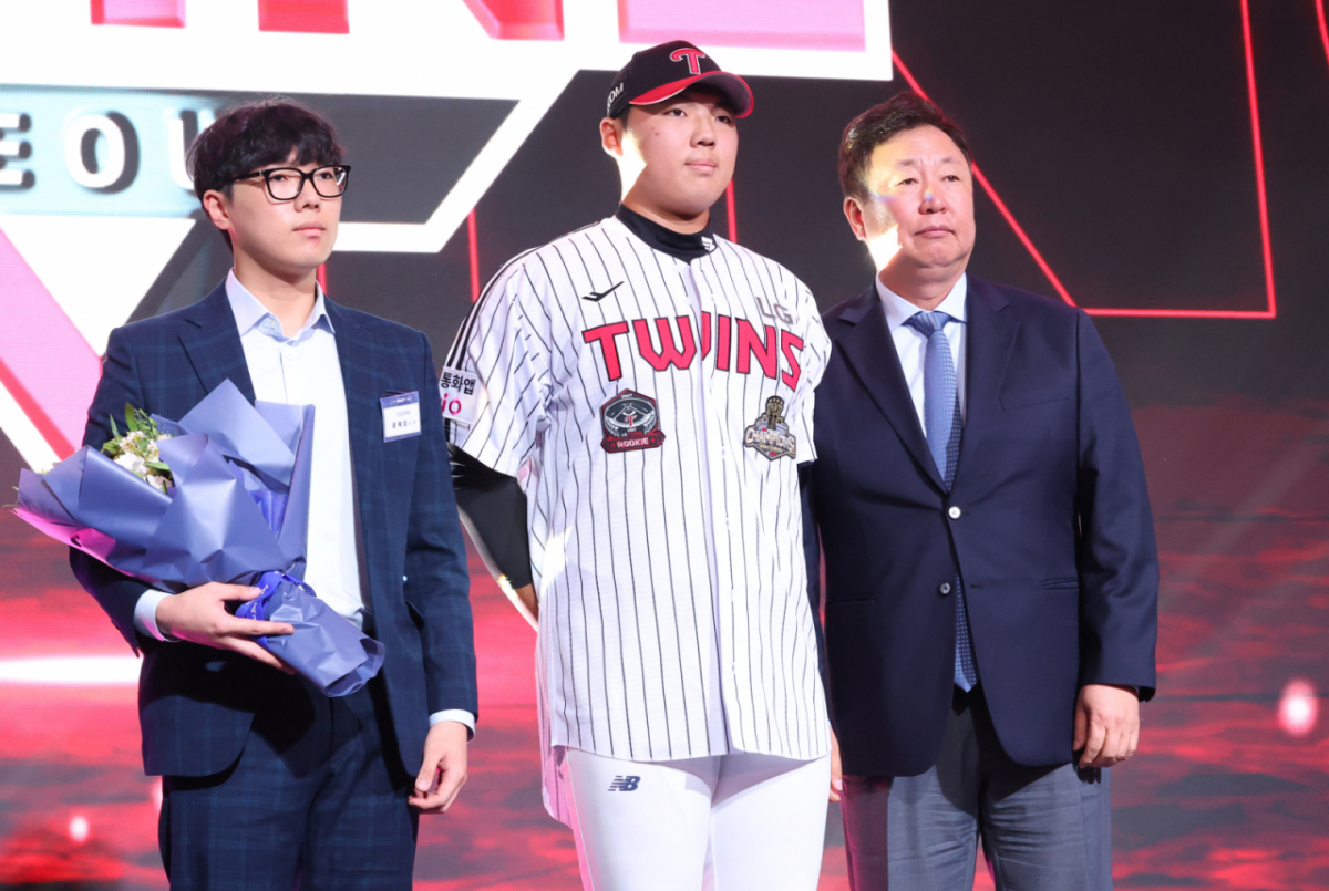 인창고 투수 윤예성(가운데)이 21일 서울시 송파구 롯데호텔 월드 크리스탈볼룸에서 열린 2027 KBO 신인드래프트에서 1라운드 전체 10순위로 LG 트윈스의 지명을 받고 형과 함께 무대에 올라 차명석 단장(오른쪽)과 함께 기념촬영을 하고 있다. /사진=김진경 대기자