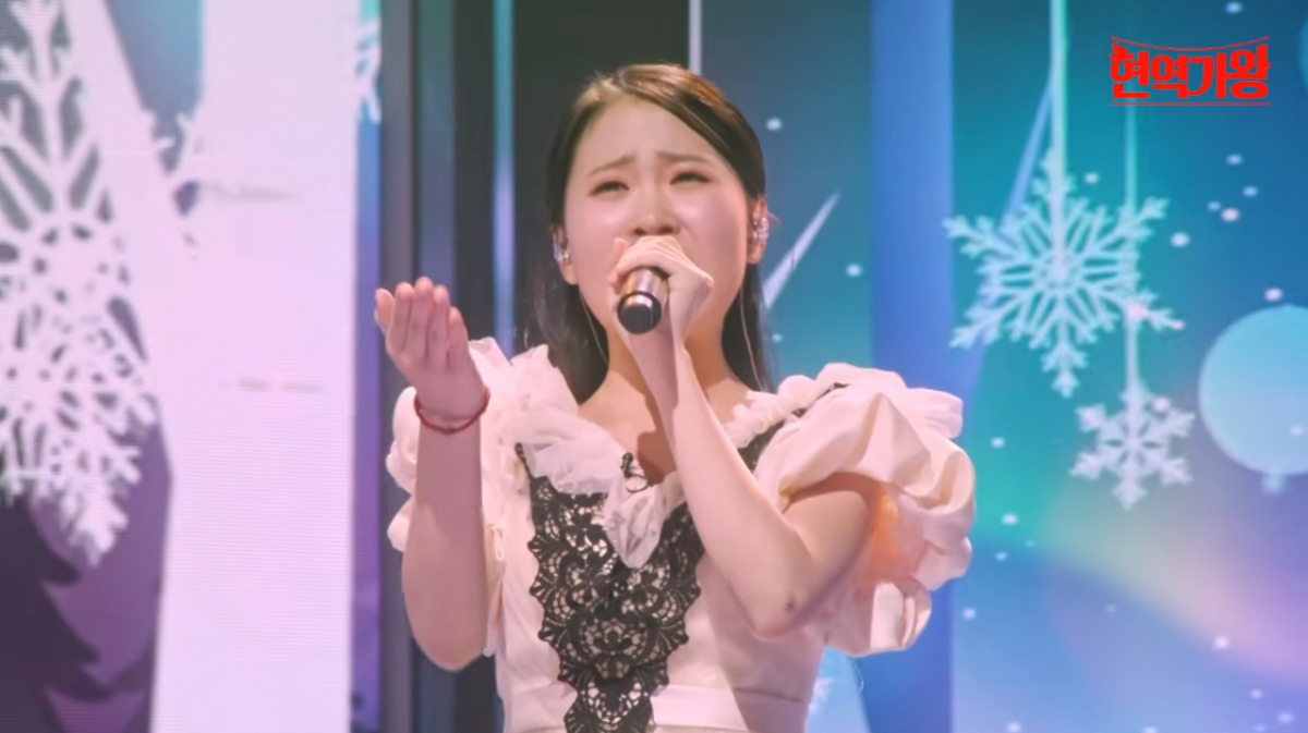 가수 심수봉(71)이 지방 행사 무대에서 자신보다 앞서 무대를 마친 가수 김다현(17)을 공개적으로 비판해 논란이 일고 있다. 사진은 2023년 심수봉이 심사위원을 맡은 경연 프로그램에 출연한 김다현 모습. /사진=MBN '현역가왕' 방송화면