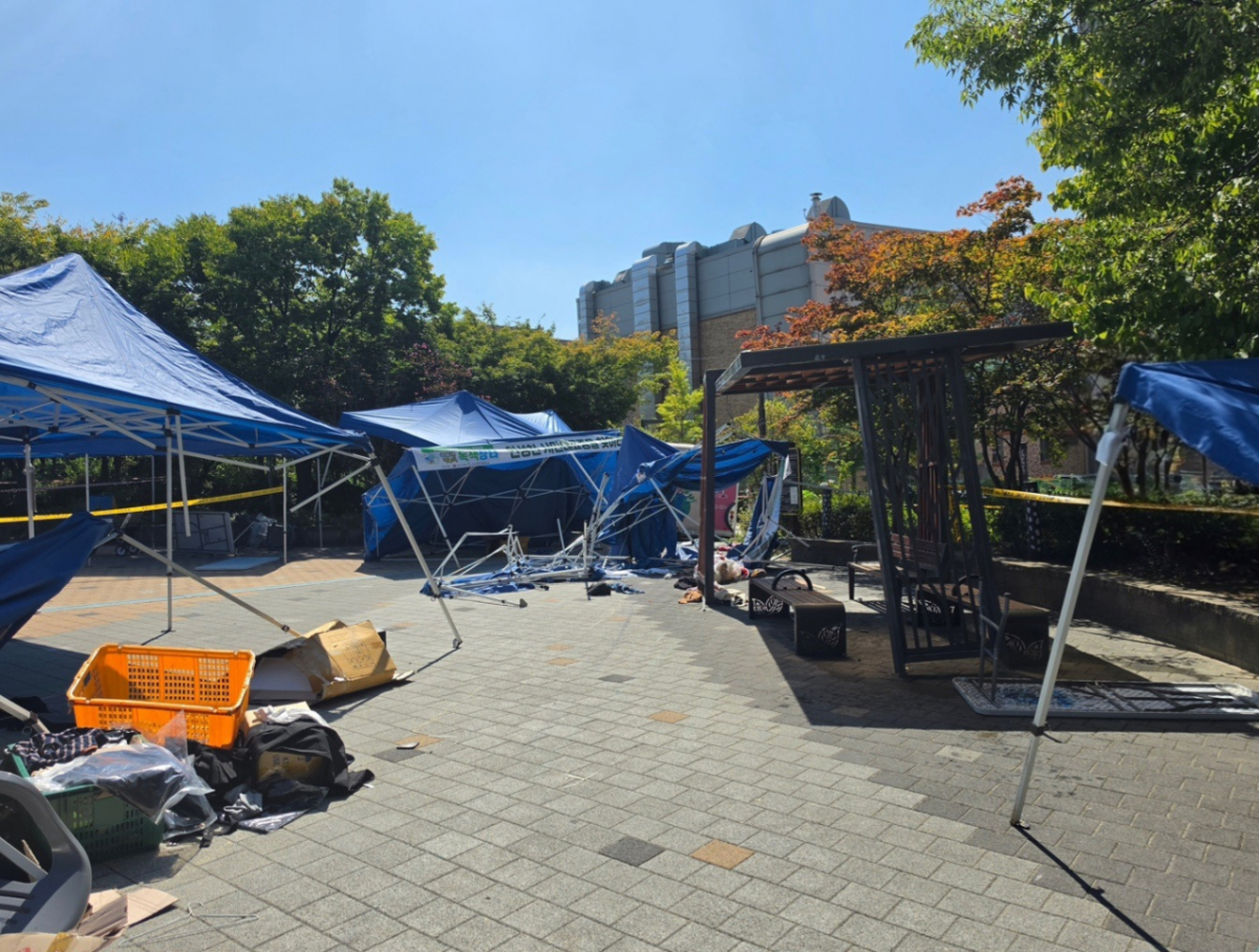 19일 오전 경기 안성시 공도읍 공도10호어린이공원에서 시 주최 녹색장터 행사에 시가 운영하는 중고용품 수거 트럭이 돌진하는 사고가 나 2명이 숨지고 5명이 부상했다/사진=경기도소방재난본부 제공