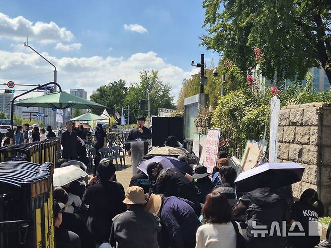 '수시 원서접수 공정성 확보를 위한 수험생 연대'가 지난 19일 오후 서울 영등포구 국회의사당 앞에서 집회를 열고 있다./사진=뉴시스