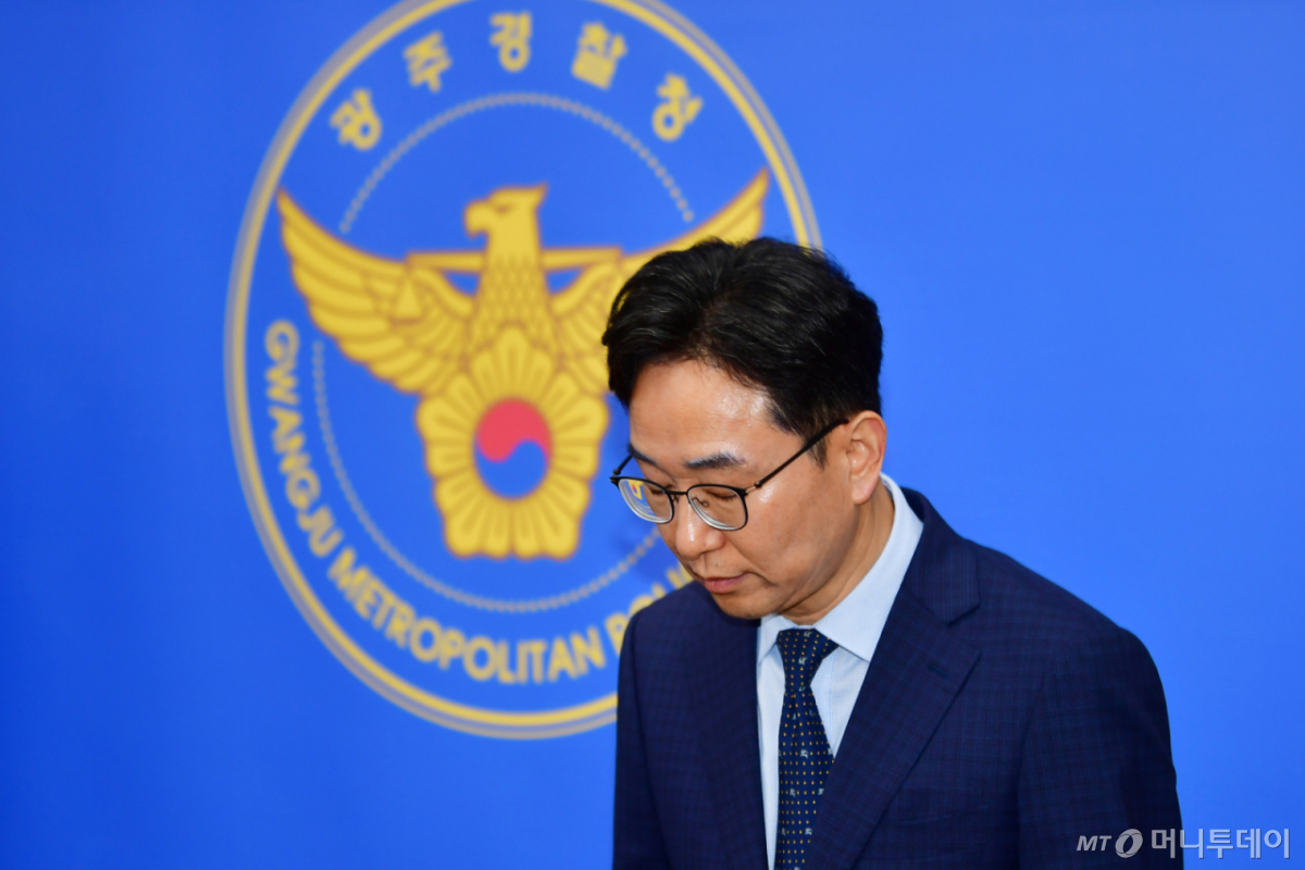 [전남광주=뉴시스] 박기웅 기자 = 오동욱 경찰청 국가수사본부 특별수사단장이 15일 광주경찰청에서 열린 '장윤기 살인사건 관련 진상규명' 언론 브리핑에 앞서 사과하고 있다. 2026.07.15. pboxer@newsis.com /사진=