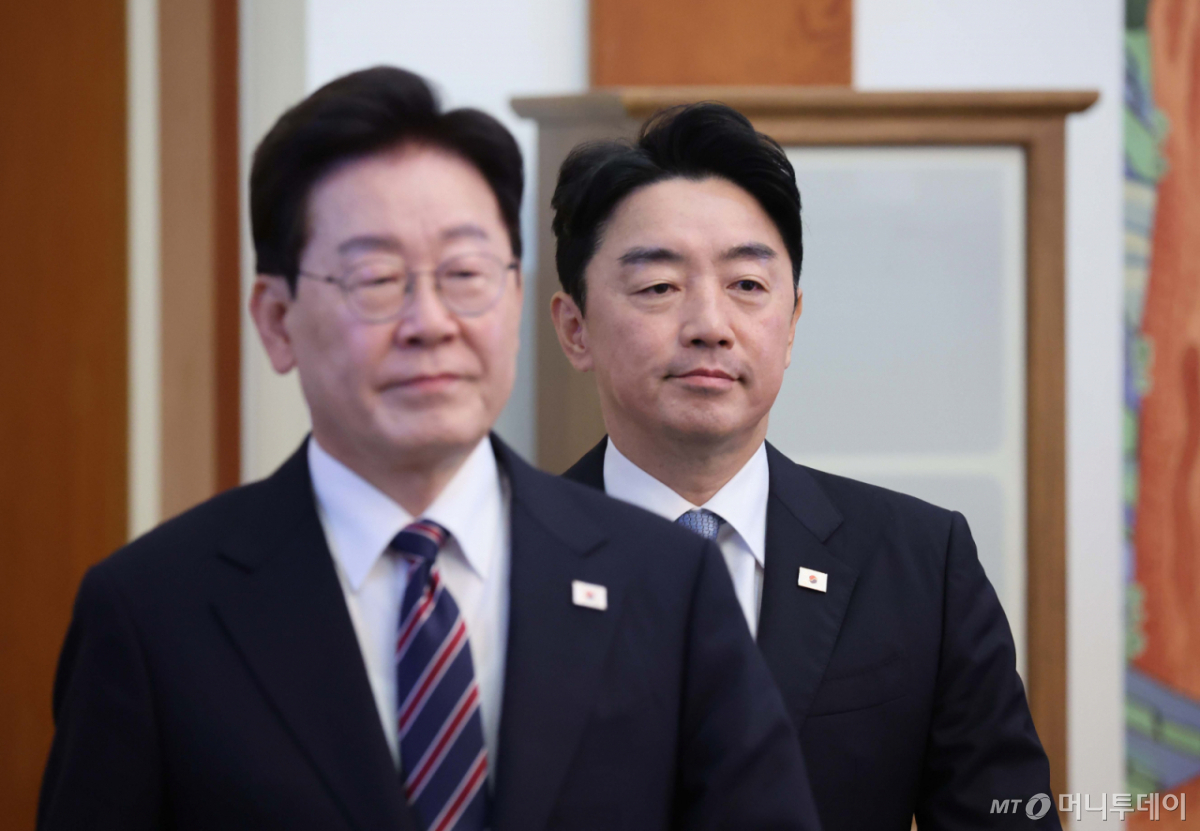 [서울=뉴시스] 조성봉 기자= 강훈식 비서실장이 21일 청와대에서 열린 수석보좌관회의에 이재명 대통령과 함께 입장하고 있다. 이날 강 비서실장은 사의 표명을 했다. (청와대통신사진기자단) 2026.09.21. suncho21@newsis.com /사진=