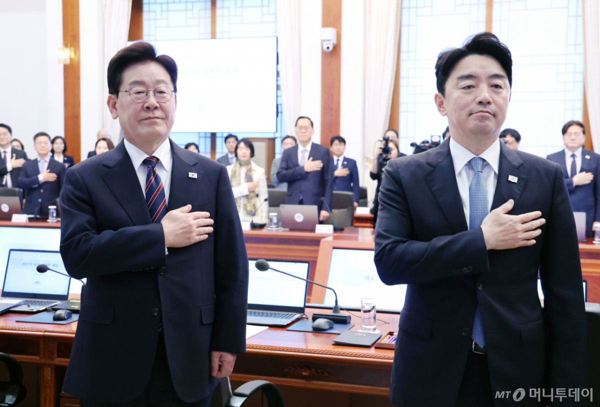 (서울=뉴스1) 이재명 기자 = 이재명 대통령이 21일 청와대에서 열린 수석보좌관회의에서 국민의례를 하고 있다. 오른쪽은 이날 사의를 표명한 강훈식 비서실장. 2026.9.21/뉴스1 Copyright © 뉴스1. All rights reserved. 무단 전재 및 재배포, AI학습 이용 금지. /사진=(서울=뉴스1) 이재명 기자