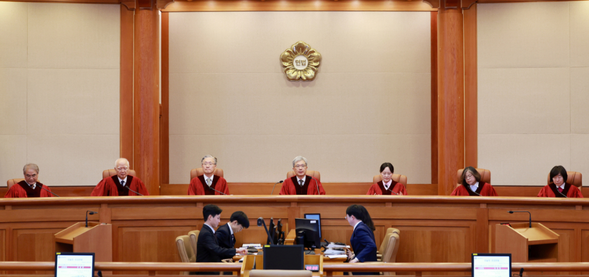 김상환 헌법재판소장과 재판관들이 17일 서울 종로구 헌법재판소에서 9월 선고를 위해 대심판정에 자리하고 있다./사진=뉴스1