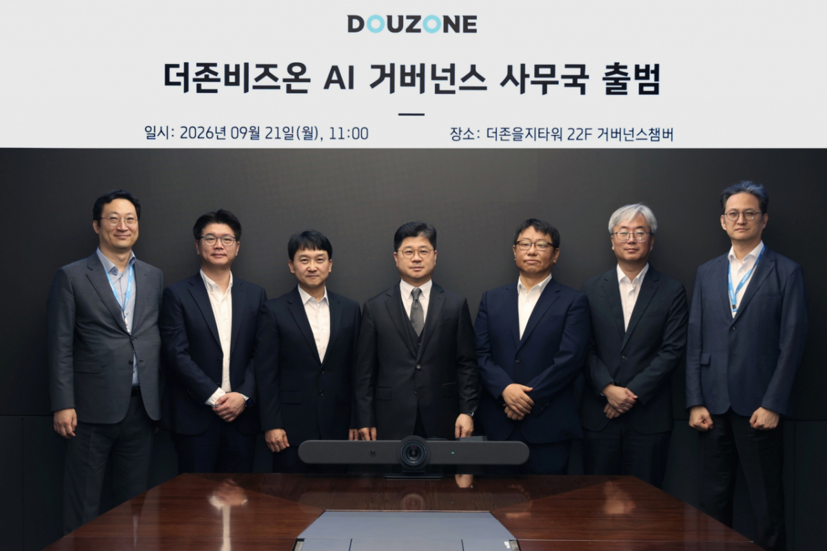 지용구 더존비즈온 공동대표 사장(가운데)과 주요 관계자가 21일 'AI 거버넌스 사무국' 공식 출범식에서 기념촬영을 하고 있다. /사진=더존비즈온
