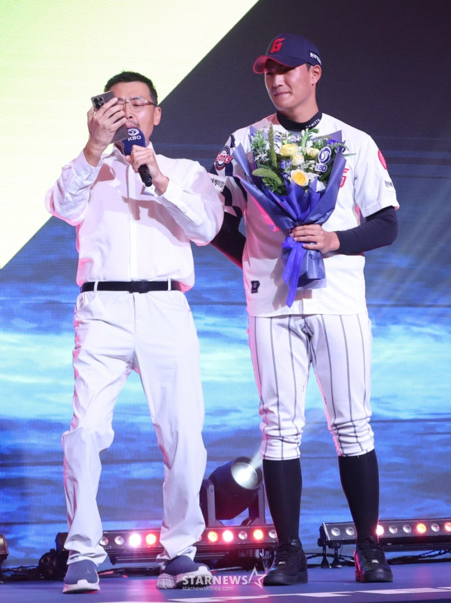 롯데에 1라운드 지명된 박근서의 아버지(왼쪽)가 21일 KBO 신인 드래프트 무대에서 '라밤바' 노래를 부르고 있다. /사진=김진경 대기자