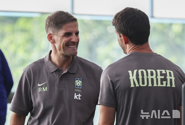로베르트 모레노 한국 축구대표팀 감독(왼쪽). /사진=뉴시스 제공