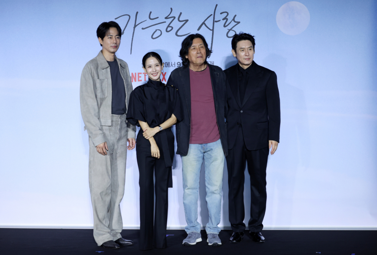 사진은 배우 조인성(왼쪽부터), 조여정, 이창동 감독, 배우 설경구가 21일 서울 용산구 CGV용산아이파크몰에서 열린 영화 '가능한 사랑' 언론시사회에서 포즈를 취하는 모습. /사진=뉴시스