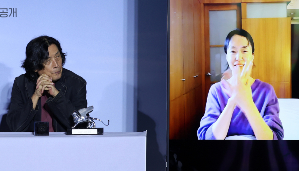 전도연은 이날 미국에서 진행 중인 연극 일정으로 인해 화상으로 기자간담회에 참석했다. 사진은 배우 전도연이 21일 서울 용산구 CGV용산아이파크몰에서 열린 영화 '가능한 사랑' 언론시사회에 화상으로 참여한 모습. 왼쪽은 이창동 감독. /사진=뉴시스