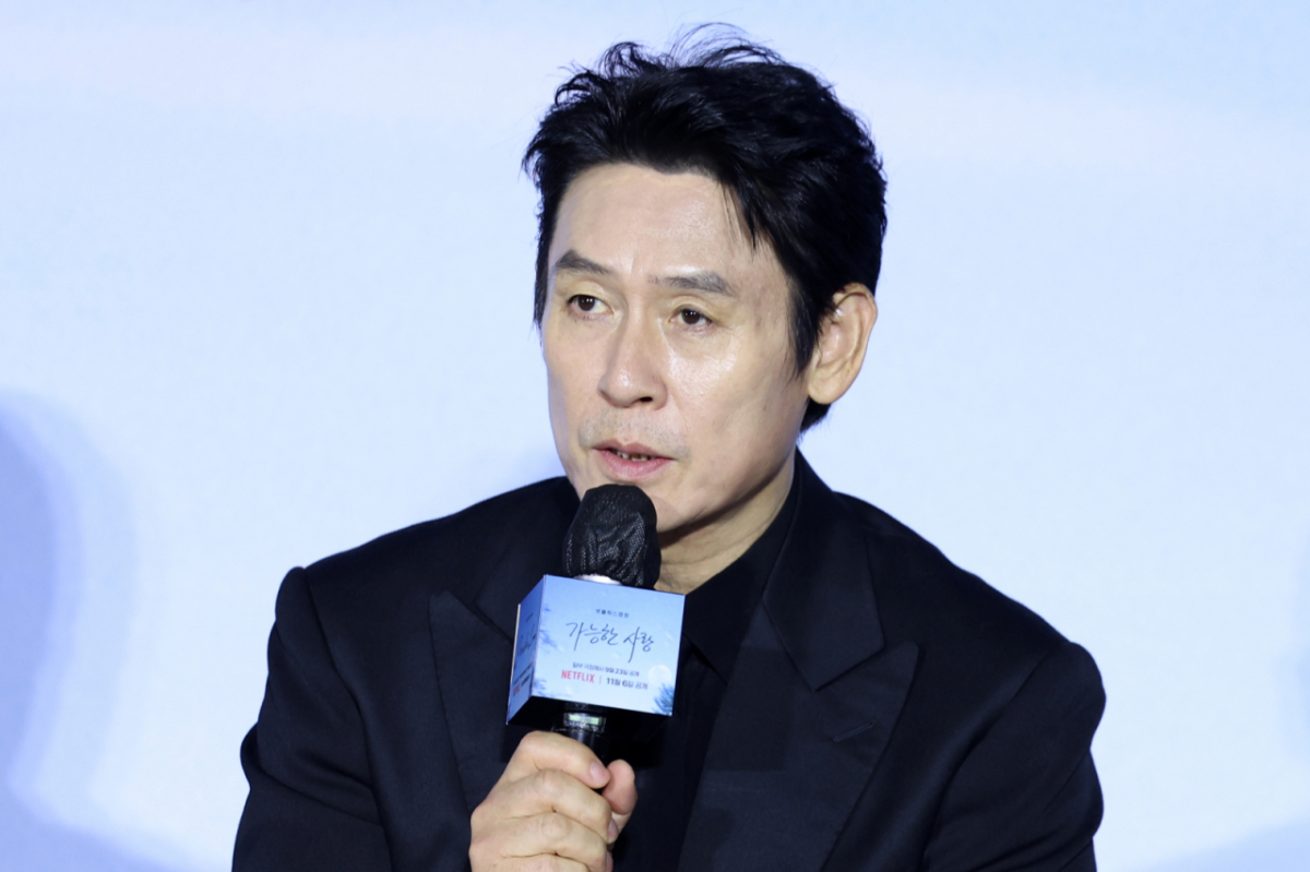 설경구는 베니스 영화제에서 '가능한 사랑'을 관람한 직후 눈물을 흘리는 모습이 포착돼 화제를 모은 바 있다. 이에 대해 그는 "조인성도 같이 울었다"며 쑥스러워했다. 사진은 배우 설경구가 21일 서울 용산구 CGV용산아이파크몰에서 열린 영화 '가능한 사랑' 언론시사회에서 인사말을 하는 모습. /사진=뉴시스