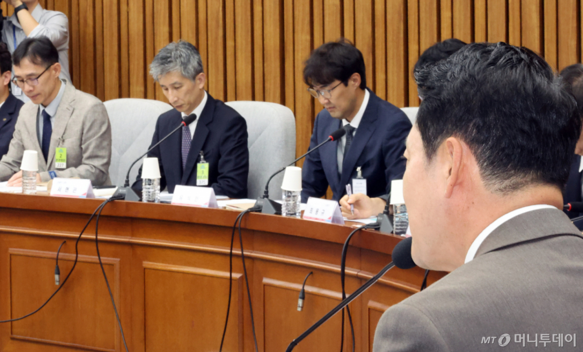 [서울=뉴시스] 최진석 기자 = 21일 여의도 국회에서 열린 국민의힘의 2027학년도 수시 원서접수 먹통사태 대입공정성과 수험생 보호를 위한 긴급 간담회에서 유웨이 관계자들이 장동혁 국민의힘 대표의 발언을 듣고 있다. 2026.09.21. myjs@newsis.com /사진=최진석