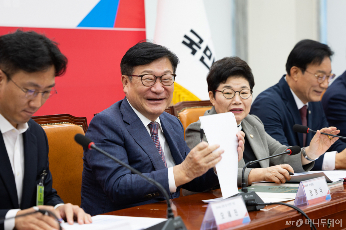 (서울=뉴스1) 유승관 기자 = 정점식 국민의힘 원내대표가 21일 서울 여의도 국회에서 열린 디지털자산 과세제도 개선 정책간담회에서 참석자들과 대화하며 미소 짓고 있다. 2026.9.21/뉴스1 Copyright © 뉴스1. All rights reserved. 무단 전재 및 재배포, AI학습 이용 금지. /사진=(서울=뉴스1) 유승관 기자