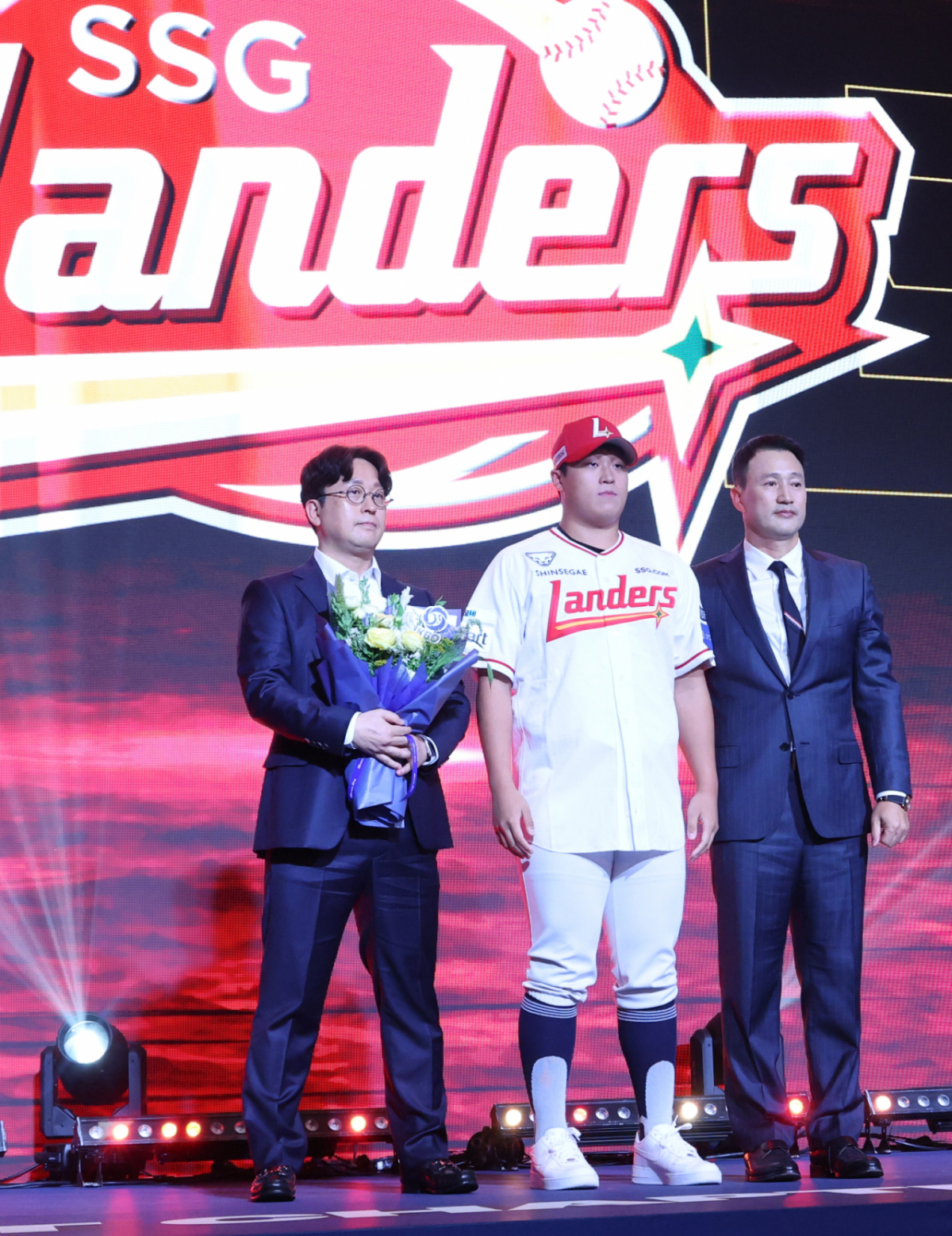 '2027 KBO 신인 드래프트'가 21일 서울 송파구 롯데호텔 월드 크리스탈볼룸에서 열렸다.  이운성(마산고)이 전체 8순위로 SSG에 지명된 후 김재현 단장과 기념촬영을 하고 있다. /사진=김진경 대기자