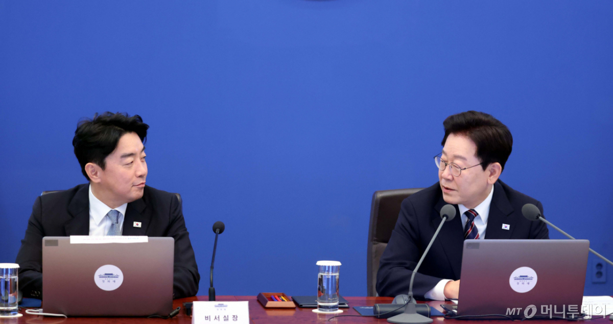 [서울=뉴시스] 조성봉 기자= 이재명 대통령이  21일 청와대에서 열린 수석보좌관회의에서 강훈식 비서실장을 바라보며 발언을 하고 있다.  (청와대통신사진기자단) 2026.09.21. suncho21@newsis.com /사진=