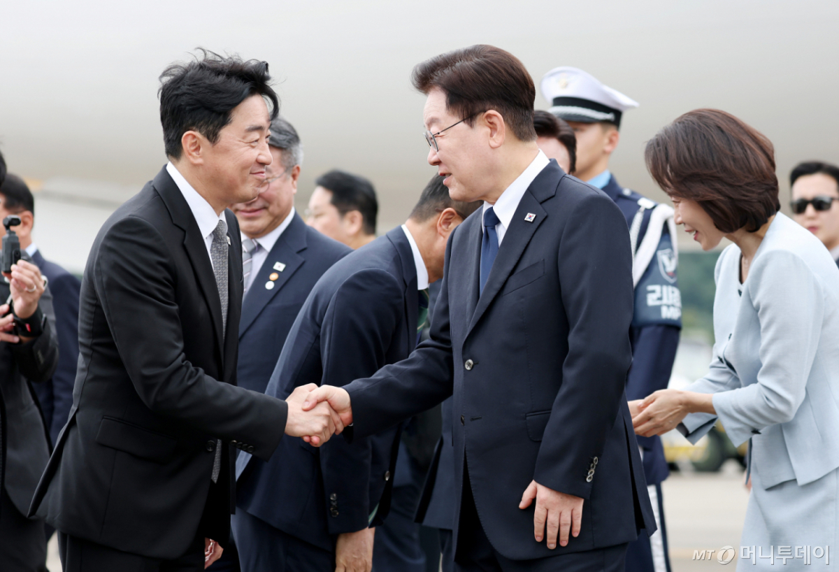 [성남=뉴시스] 조성봉 기자 = 프랑스 국빈 방문을 마친 이재명 대통령이 10일 경기 성남 서울공항에 도착해 강훈식 비서실장과 인사를 하고 있다. 2026.09.10. suncho21@newsis.com /사진=김진아