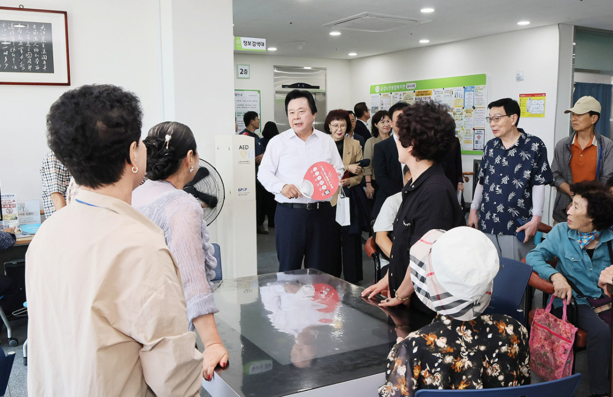 강기윤 창원특례시장(가운데)이 복지시설을 방문해 어르신과 대화하고 있다./사진제공=창원특례시