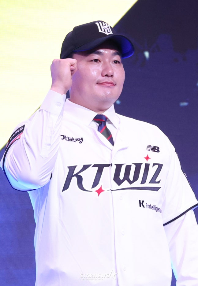 최지만이 21일 KBO 드래프트에서 KT에 지명된 후 기념촬영을 하고 있다. /사진=김진경 대기자