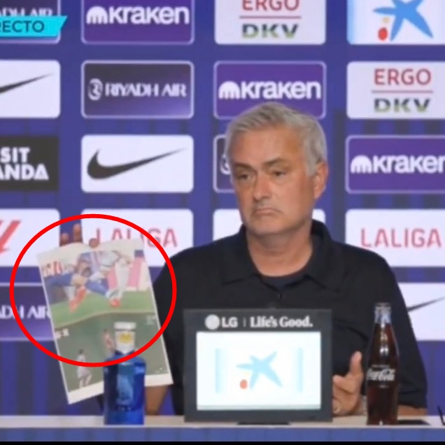 조세 무리뉴 레알 마드리드 감독이 경기 후 기자회견에서 이강인이 페데리코 발베르데에게 태클을 하는 모습을 인쇄한 종이를 들어보이고 있다. /사진=마드리드존 갈무리