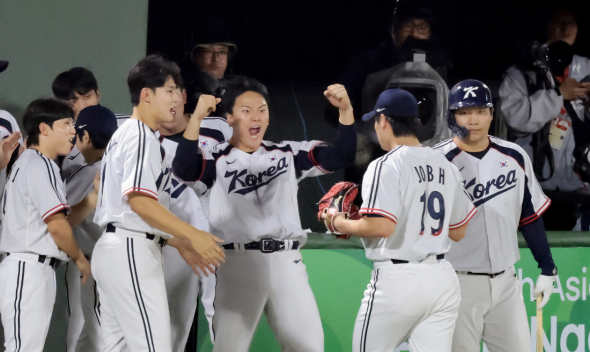 야구대표팀 포수 김건희가 21일 아이치현 오카자키 시민구장에서 열리는 2026 아이치·나고야 아시안게임 야구 조별리그 대한민국과 대만경기 7회초 무실점 피칭을 펼친 조병현을 환호로 맞이하고 있다. 2026.09.21. /사진=강영조 cameratalks@