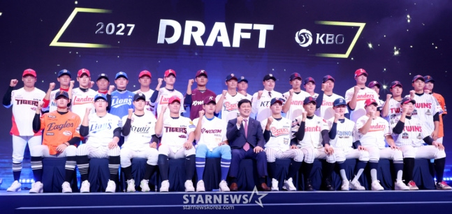 '2027 KBO 신인 드래프트'가 21일 서울 송파구 롯데호텔 월드 크리스탈볼룸에서 열렸다. 하현승을 비롯한 신인 선수들이 허구연 총재와 기념촬영을 하고 있다. /사진=김진경 대기자
