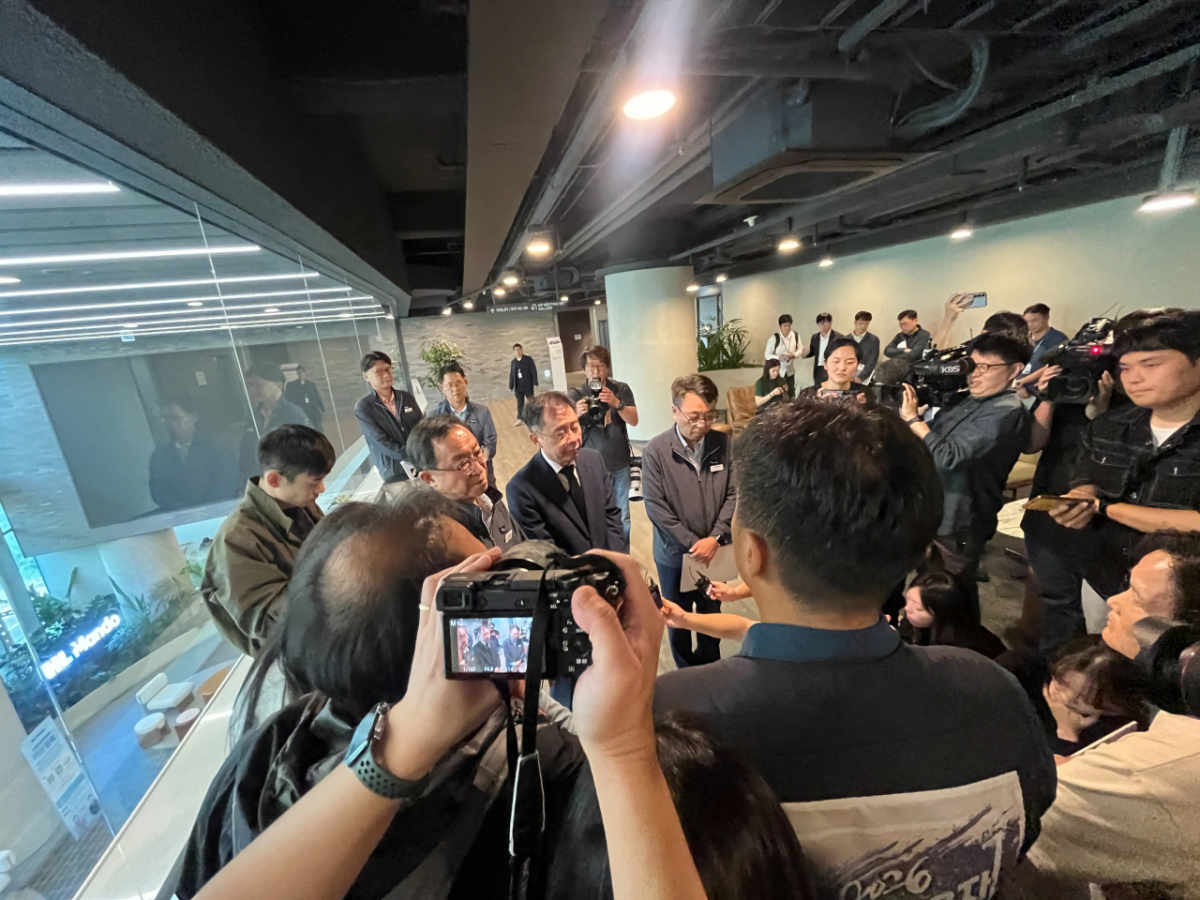 21일 HL만도 경기 성남 판교 본사 기자회견장 입구에서 취재진과 유족측에 둘러싸인 김현욱 CSO(최고안전책임자)·부사장(왼쪽부터) 조성연 부회장 홍영일 COO(최고운영책임자)./사진=이정우 기자