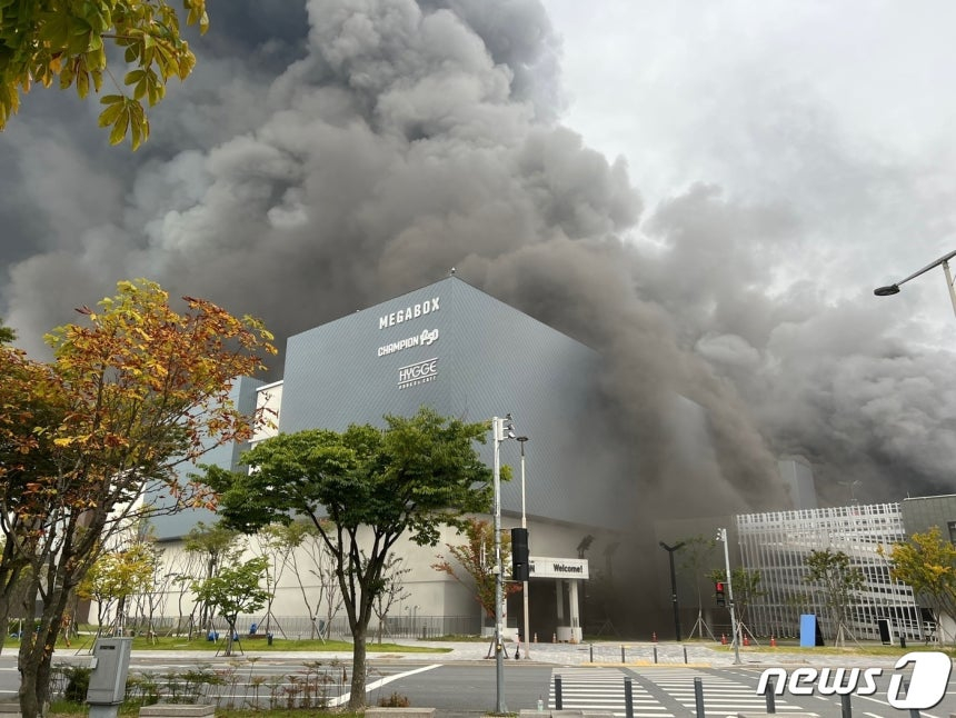 2022년 9월 26일 오전 7시45분쯤. 대전 유성구 현대프리미엄아울렛 대전점 지하주차장에서 불이 나 7명이 숨지고 1명이 크게 다쳤다. 불은 7시간여만에 진화됐지만, 지하주차장을 뒤덮은 짙은 연기와 유독가스 탓에 실종자 수색이 쉽지 않았다. /사진=뉴스1