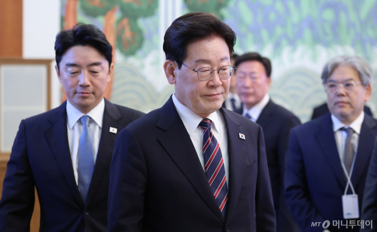 (서울=뉴스1) 이재명 기자 = 이재명 대통령이 21일 청와대에서 열린 수석보좌관회의에서 발언하고 있다. 왼쪽은 이날 오전 사의를 표명한 강훈식 비서실장. 2026.9.21/뉴스1  Copyright © 뉴스1. All rights reserved. 무단 전재 및 재배포,  AI학습 이용 금지. /사진=(서울=뉴스1) 이재명 기자